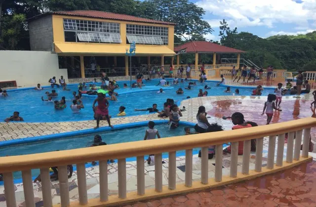 Vacacional Piedra Blanca Bonao piscina